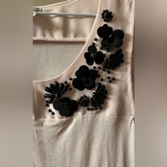 H&M cream-pinkish top with black floral details in size Small. Never worn out. - Picture 5 of 5